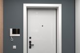 Входная дверь Гардиан в интерьере с отделкой Белый Глянец